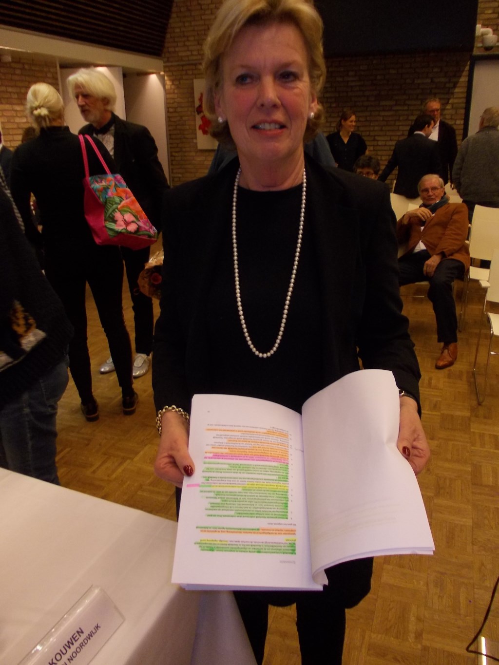 Taetske Visser (Puur) met het ingekleurde coalitieakkoord (foto en tekst: Piet de Boer).