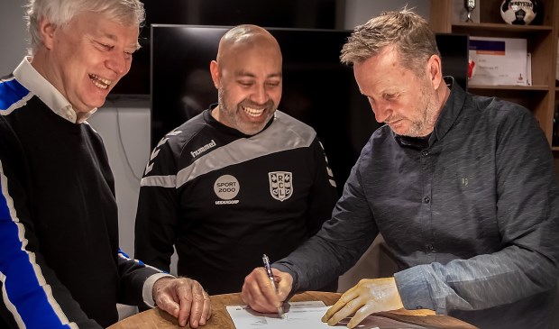 Dick van der Bijl (voorzitter RCL), Faizel Soekhai (hoofdtrainer RCL) en Rob Engelse (bestuurslid Voetbalzaken RCL).