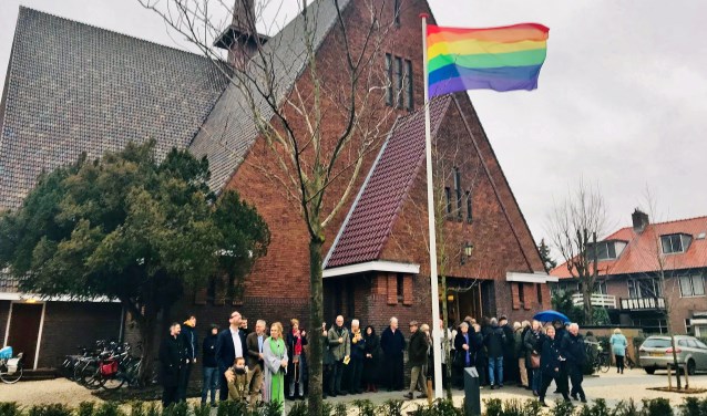 De regenboogvlag in top voor de Regenboogkerk. | Foto Anja Froeling