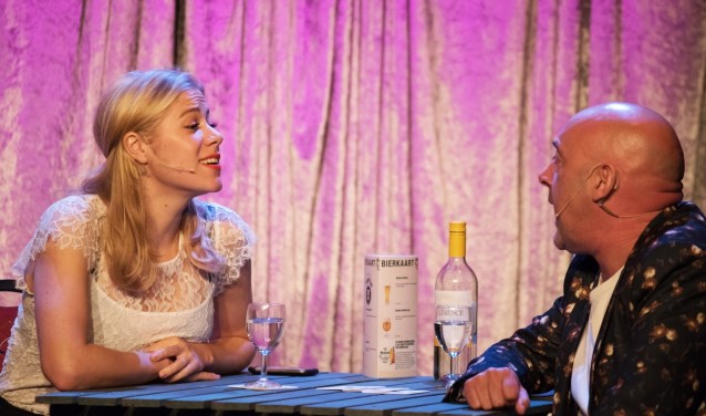 Liliane de Graaf en Onno Innemee in het theater. | foto: Harry Tromp