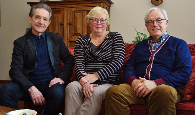 Lex Hakker, Marjo Dashorst en Hans Twilt zetten zich in voor de Oegstgeester Wereldwinkel. | Foto Willemien Timmers