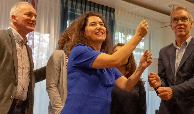 Wethouder Huri Sahin in november vorig jaar bij de opening van een expositie in het gemeentehuis.