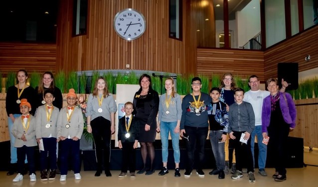 Alle Leiderdorpse toppers bij elkaar met in het midden wethouder Angelique Beekhuizen en rechts organisator Marijke Mening, de jongerenjury en de bestuursleden van Tamarco die het jongerenbestuur vertegenwoordigden.