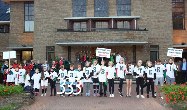 Jeugdleden van de Katwijkse schaatsclubs voerden twee weken geleden actie voor het gemeentehuis. | Foto Adrie van Duijvenvoorde