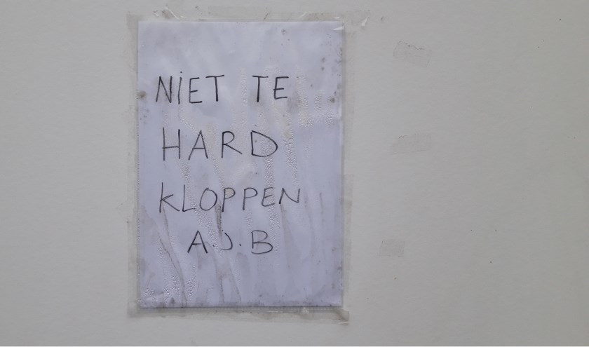 Opgeplakt, een rubriek over bijzondere mededelingen.