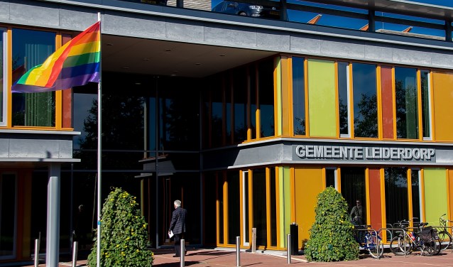 Ook op Coming Out Day, 11 oktober, wapperde de regenboogvlag bij het Leiderdorpse gemeentehuis.