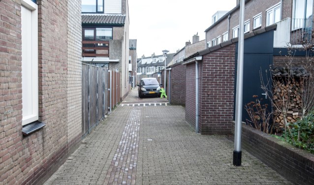 Pakketbezorgers en buurtbewoners zelf zorgen voor onveiligheid in de smalle Deining. | Foto: Adrie van Duijvenvoorde