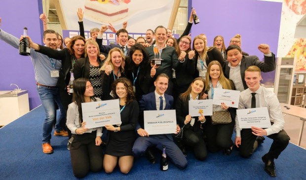 Ab de Bruijn, directeur Van der Valk Sassenheim-Leiden (op de foto in het midden): "Wij zijn waanzinnig blij met het winnen van de Award. Het is een prachtige prijs; de kers op de appelmoes.".