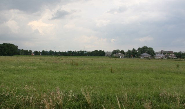 Het gaat nog wel even duren voor hier nieuwe woningen gerealiseerd zijn. | Foto: Arie in 't Veld