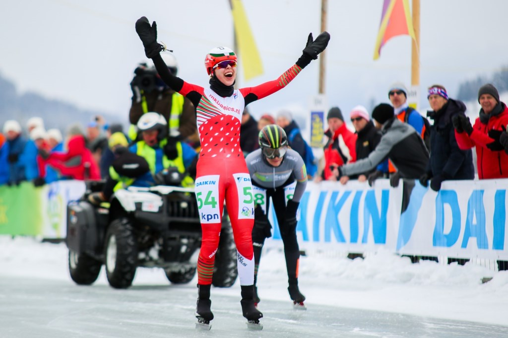 Iris van der Stelt komt juichend over de finish.