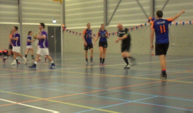 Jan Anholts, met rugnummer 11, scoorde 11 maal. Op de foto had hij een schot tot doelpunt gepromoveerd.