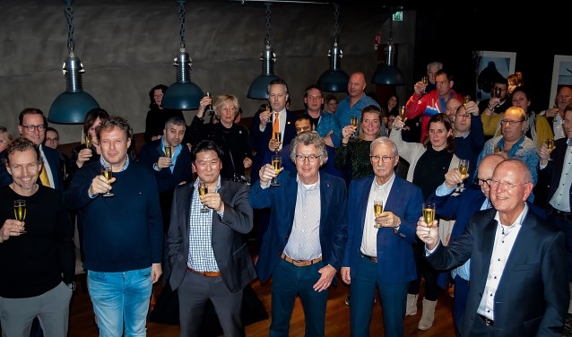 Op de voorste rij het bestuur van de inmiddels opgeheven Stichting Winkelhof. V.l.n.r. Frank van Houdt (Sample), Danny Bink (Danice), Paul Catsberg (Sport 2000), Marten Brederode (secretaris), vrijwilliger Cees van Giezen, Jan Abbink (penningmeester) en John Filippo (voorzitter). Bestuurslid Carla van Fulpen (Hairmatters) ontbreekt op de foto.