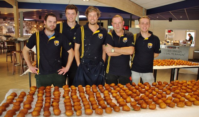 Het bakteam: Jeroen de Bruyn, Rick van der Kaay, Martijn van Dijk, Dennis de Jong en Cas Bolink. | Foto Willemien Timmers