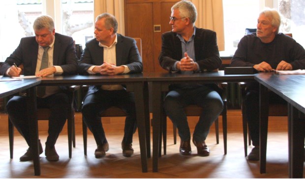 Trotse fractievoorzitters tijdens de speciale persconferentie inde Oude Raadzaal van Noordwijk