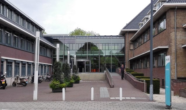 De gemeente wil de linkervleugel uitbreiden met een nieuwe entree.