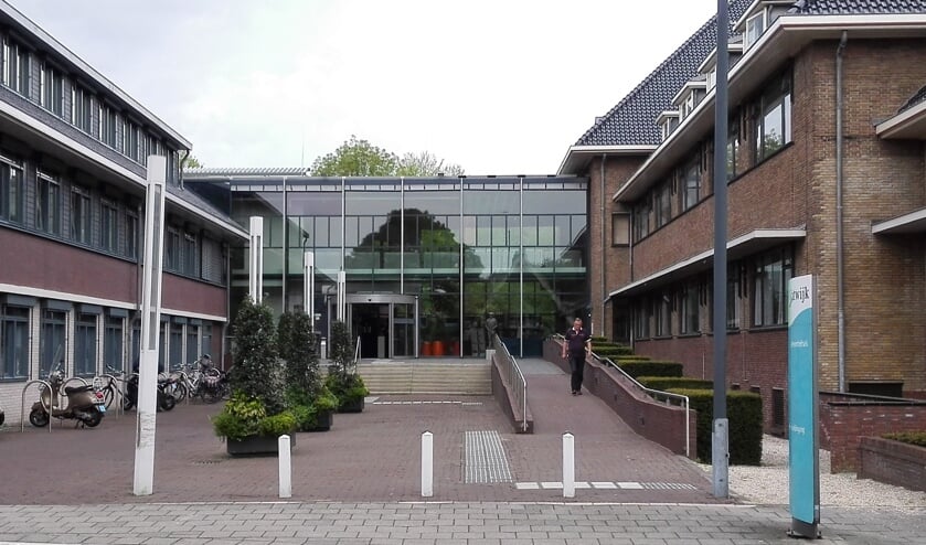 De gemeente wil de linkervleugel uitbreiden met een nieuwe entree.