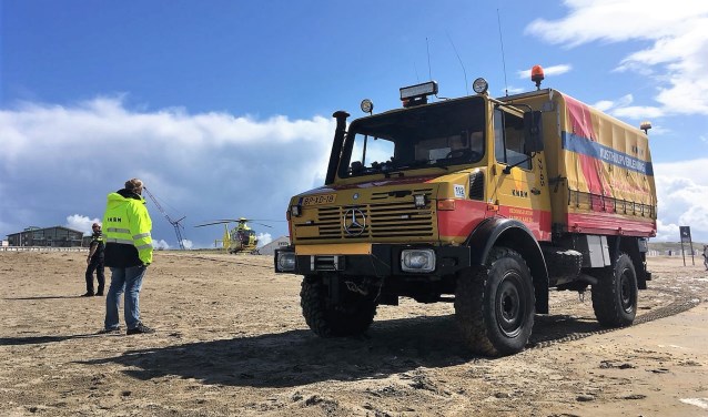 Assistentie op het strand voor de traumahelicopter.