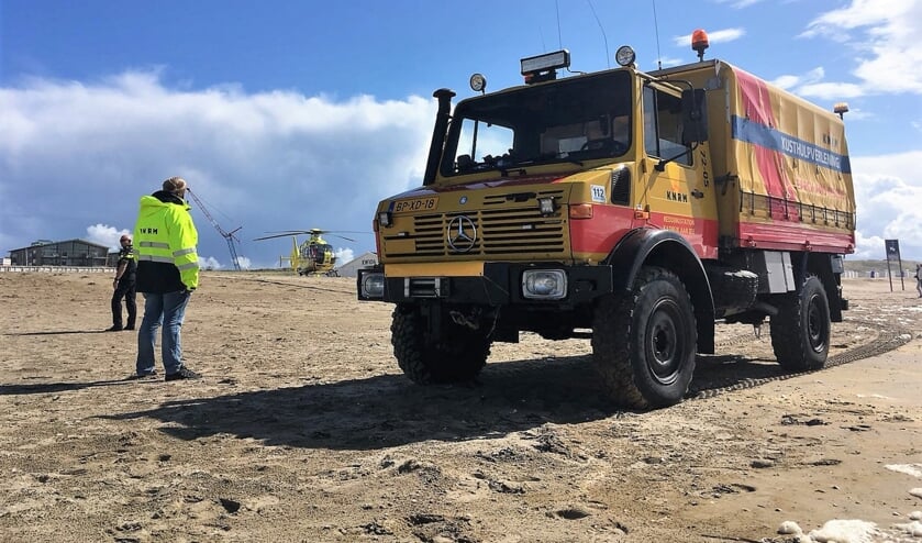 Assistentie op het strand voor de traumahelicopter.