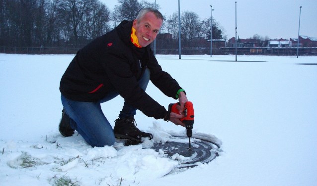 Rob Heemskerk meet de dikte van het ijs. | Foto Willemien Timmers