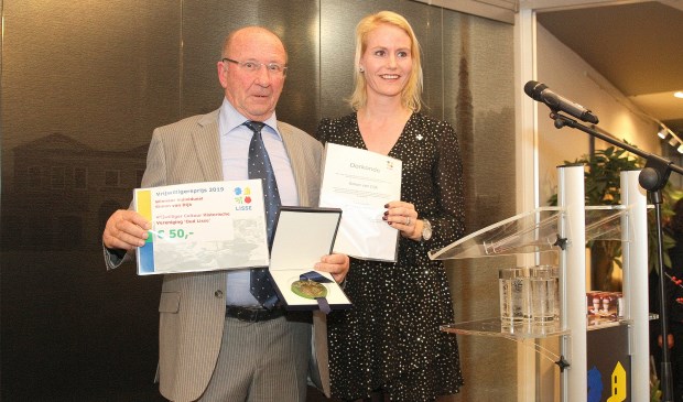 Simon van Dijk kreeg de oorkonde uitgereikt door wethouder Jeanet van der Laan.