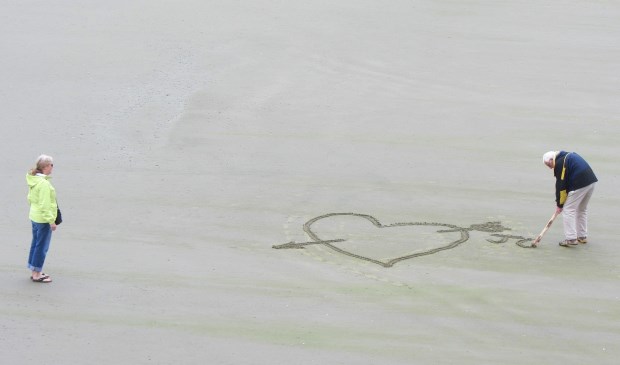 Een liefdesverklaring op het strand is echt niet alleen voorbehouden aan jongeren.