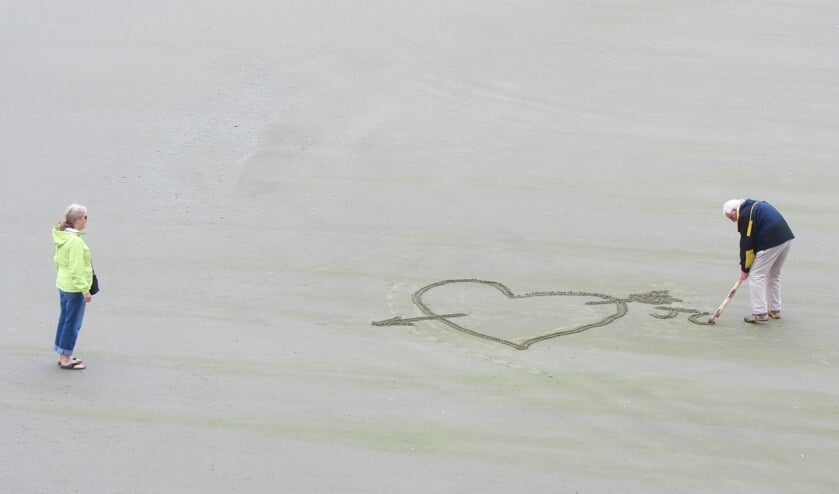 Een liefdesverklaring op het strand is echt niet alleen voorbehouden aan jongeren.