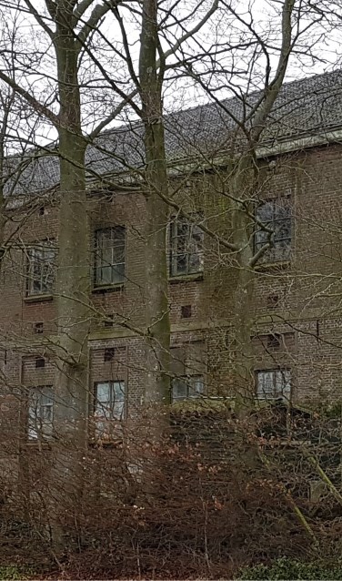Aan de zuidkant zijn de kenmerken van de bollenschuur nog goed te zien vanaf de Van Lyndenweg.