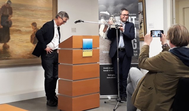 Buijtendorp overhandigt het eerste exemplaar aan oud-burgemeester Wienen.
