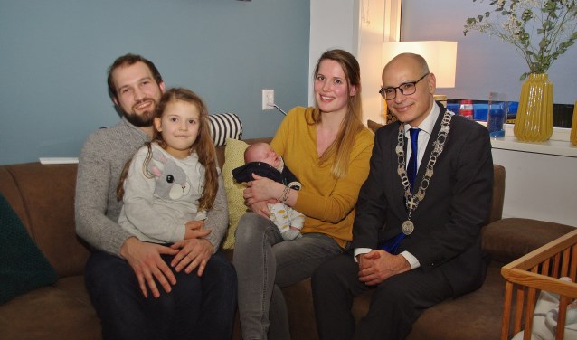 Mees Willem Schouten met zijn ouders, zijn zusje Emma en burgemeester Jaensch. | Foto Willemien Timmers