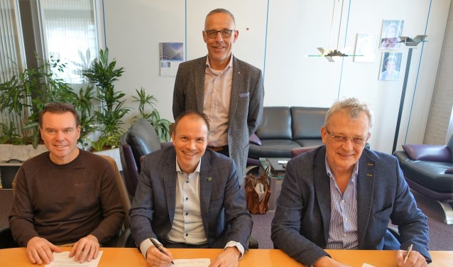 Mikel de Jong, Erik Hazenoot, Henk Oostingh (zittend v.l.n.r.) en Henk Griffioen (staand).