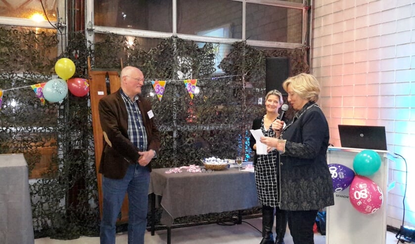 v.l.n.r. John van der Holst, EHBO-voorzitter Divera Kapteijn, en burgemeester Laila Driessen. | Foto: Miep Vroonhof