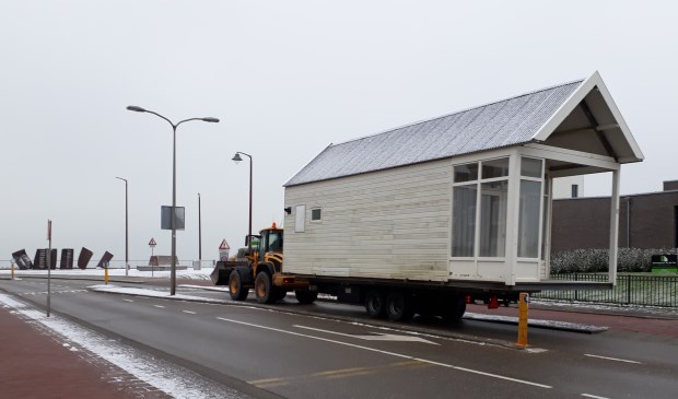 De strandbungalows worden alweer naar hun plek gebracht voor het nieuwe seizoen.