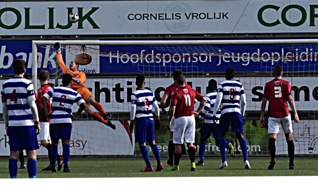 Doelman Jeffrey Verkerk verricht een fraaie save. | Foto: Piet van Kampen
