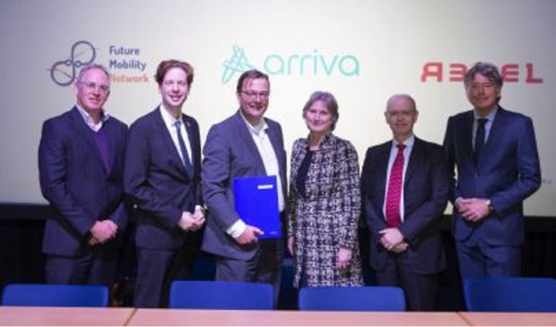 De betrokken partijen bij ondertekening van de samenwerkingsovereenkomst.