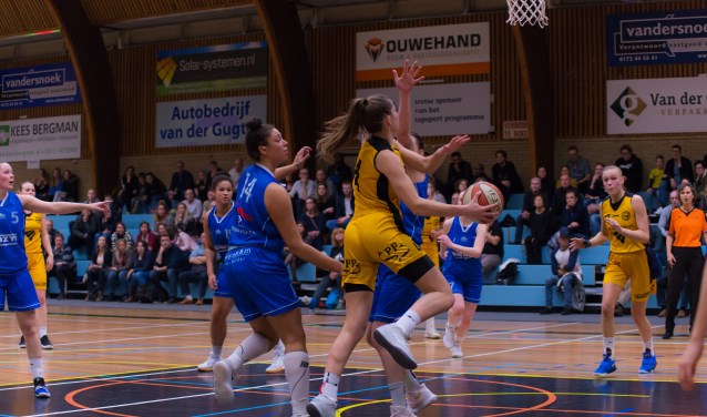 Noor Driessen passt de bal naar de inkomende Marieke van Schie. | Foto: Geert Bekker