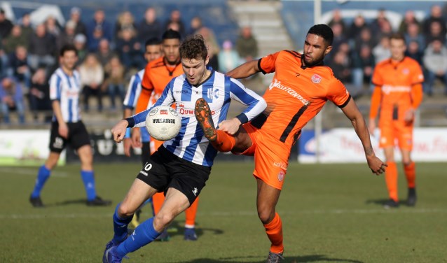 Dennis Kaars in duel met Guytano dos Santos van SteDoCo. | Foto: OrangePictures