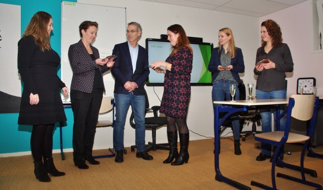 Leo Kanner-directeur Douwe Splinter te midden van de dames van de BinnensteBuitenTuin. | Foto's Willemien Timmers