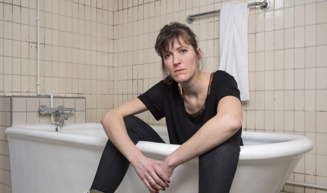 Janneke Bijl beschouwt haar leven zoal het is: onzinnig en ingewikkeld. | Foto: Bas Losekoot