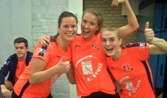 Matchwinner Melissa Heijne (l) viert feestje met teamgenotes Ilse Hazekamp en Michelle Rozenbroek. | Foto Wim van Tuijl