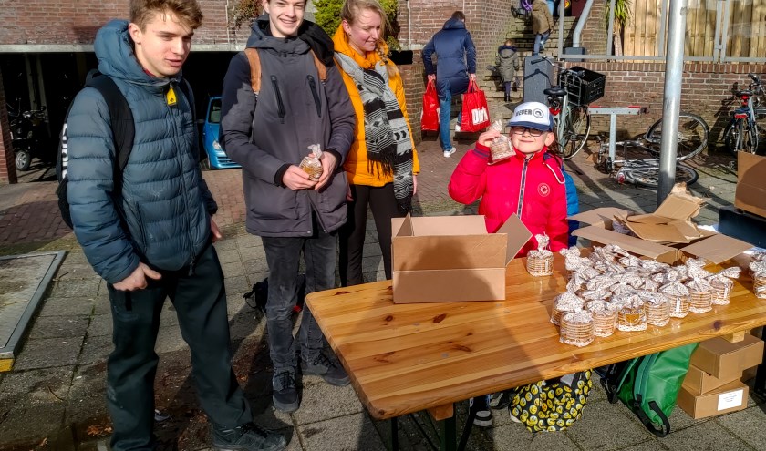 Stroopwafels verkopen voor het goede doel. | Foto: J.P. Kranenburg