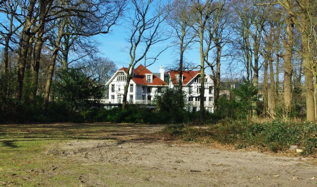 Omwonenden en diverse politici maken zich zorgen om het onverwacht kappen van vijf grote bomen op het terrein van Rivierduinen, grenzend aan Het Witte Huis. 'Herplanting is noodzakelijk', roepen omwonenden.
