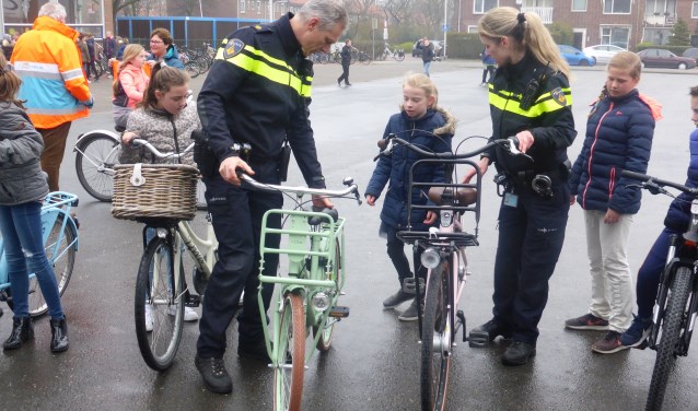 Bij de verkeersexamens worden ook de fietsen gecontroleerd. | Foto: VVN Katwijk