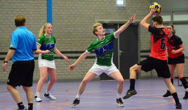 Ivar van Driel verdedigt, Simone Laman kijkt toe. | Foto: Frans van Herwijnen