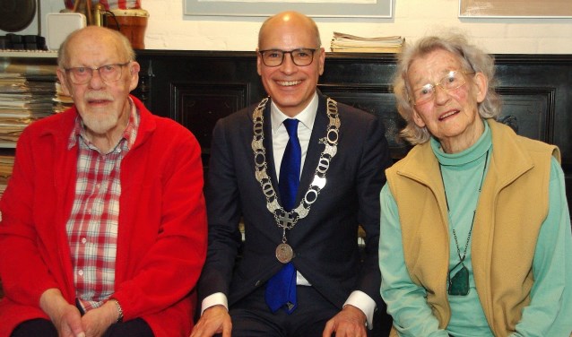 Hans en Ank Duyvendak werden gefeliciteerd door burgemeester Emile Jaensch.