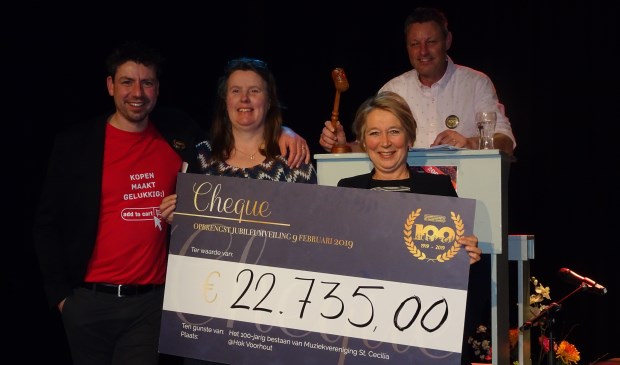 Voorzitter Marcel Floor (l) ontvangt de cheque van de jubileumveiling uit handen van penningmeester Joke de Koning, en organisatie veiling Kitty Does en Jan-Piet Does. | Foto: pr.
