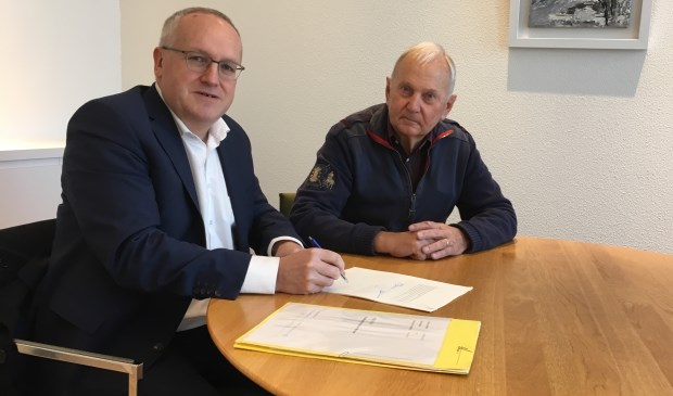 Twee van de initiatiefnemers, Pieter Wassenaar en Jos Gouverneur, ondertekenen de oprichtingsakte. | Foto: pr.