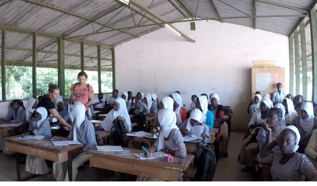 Door de actie kunnen kinderen in Gambia naar school.