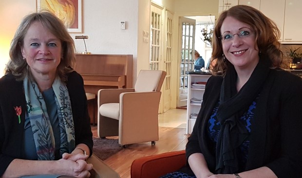 Burgemeester Carla Breuer (r) is samen met haar Lissese collega Lies Spruit te gast bij het Adamas Inloophuis.