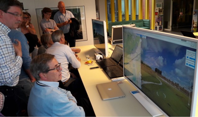 Een eerdere inloopavond. Op de computer konden bezoekers kijken of de windmolens vanuit een bepaald adres te zien zijn. | Archieffoto Marieke Voorn