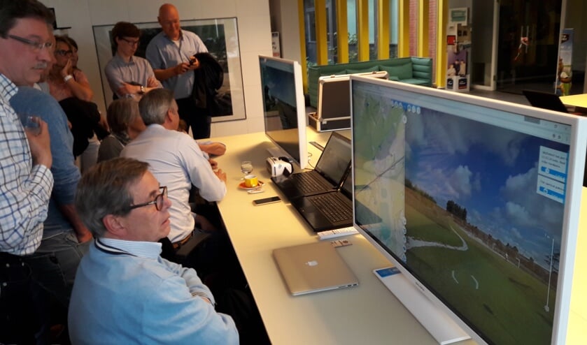 Een eerdere inloopavond. Op de computer konden bezoekers kijken of de windmolens vanuit een bepaald adres te zien zijn. | Archieffoto Marieke Voorn